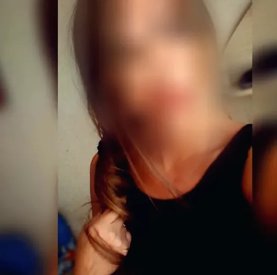 Manuela, 32